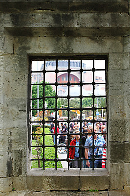 포토 JPG 주간 해외풍경 해외 건축물 건축 고건축 중동 창문 해외건축 서양건축 이스탄불 사람 풍경 여러명 야외 건물 관광지 담장 여행객 사찰 사원 이슬람교 모스크 이슬람건축 창살 블루모스크 쇠창살 술탄아흐메트 술탄아흐메트자미 튀르키예 국내포토 자연요소 나라 아시아 종교 여행 다수 비즈니스 종교건축 파일형식