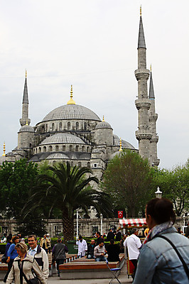 포토 JPG 주간 나무 식물 해외풍경 해외 건축물 건축 고건축 가로등 벤치 의자 중동 건축양식 해외건축 서양건축 종교건축 종교시설 이스탄불 사람 풍경 여러명 야외 건물 관광지 담장 교회 여행객 탑 기둥 사찰 사원 이슬람교 모스크 이슬람건축 노점 첨탑 블루모스크 술탄아흐메트 술탄아흐메트자미 튀르키예 국내포토 자연요소 공공시설 나라 아시아 종교 여행 가구 다수 비즈니스 상점 시설 파일형식