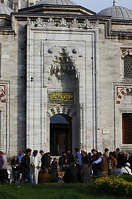 포토 JPG 주간 해외풍경 해외 건축물 건축 고건축 중동 건축양식 해외건축 서양건축 종교건축 종교시설 이스탄불 사람 여러명 야외 건물 관광지 교회 사찰 사원 이슬람교 모스크 이슬람건축 블루모스크 술탄아흐메트 술탄아흐메트자미 튀르키예 국내포토 자연요소 나라 아시아 종교 여행 다수 비즈니스 풍경 시설 파일형식