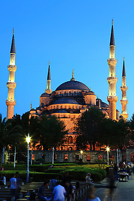 포토 JPG 주간 나무 식물 해외풍경 해외 건축물 공원 건축 고건축 가로등 의자 중동 건축양식 해외건축 서양건축 종교건축 종교시설 하늘 조명 이스탄불 사람 풍경 여러명 야외 건물 관광지 빛 담장 교회 탑 정원 기둥 사찰 사원 보행자 이슬람교 모스크 이슬람건축 노점 첨탑 블루모스크 술탄아흐메트 술탄아흐메트자미 튀르키예 국내포토 자연요소 공공시설 나라 아시아 종교 여행 가구 다수 비즈니스 상점 시설 파일형식