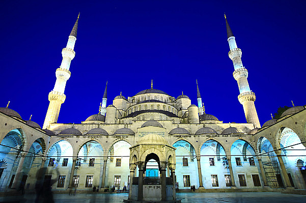 포토 JPG 해외풍경 해외 건축물 건축 고건축 중동 건축양식 해외건축 서양건축 종교건축 종교시설 하늘 이스탄불 사람 풍경 여러명 야외 건물 관광지 교회 여행객 탑 기둥 사찰 사원 야간 저녁 이슬람교 아치 모스크 이슬람건축 첨탑 블루모스크 술탄아흐메트 술탄아흐메트자미 튀르키예 국내포토 자연요소 나라 아시아 종교 여행 다수 비즈니스 시설 파일형식