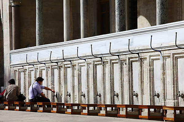 포토 JPG 주간 해외풍경 해외 건축물 건축 종교 벽 고건축 의자 중동 해외건축 서양건축 종교건축 종교시설 이스탄불 석조 사람 앉기 풍경 야외 두명 교회 돌_바위 기둥 사찰 사원 이슬람교 신도 수도꼭지 모스크 이슬람건축 수돗가 쉴레이마니예자미 튀르키예 국내포토 자연요소 나라 아시아 가구 비즈니스 모션 건물 시설 파일형식