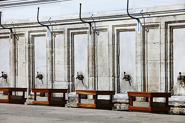 포토 JPG 주간 해외풍경 해외 건축물 건축 종교 벽 고건축 의자 중동 해외건축 서양건축 종교건축 종교시설 이스탄불 석조 풍경 사람없음 야외 교회 돌_바위 사찰 사원 이슬람교 수도꼭지 모스크 이슬람건축 수돗가 쉴레이마니예자미 튀르키예 국내포토 자연요소 나라 아시아 가구 비즈니스 건물 시설 파일형식