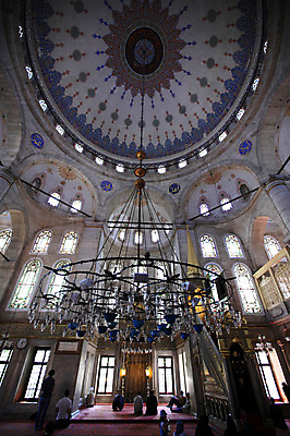 포토 JPG 해외풍경 해외 문양 건축물 건축 종교 로우앵글 무늬 중동 건축양식 창문 해외건축 서양건축 조명 이스탄불 실내 사람 풍경 여러명 내부 건물 교회 기도 사찰 사원 이슬람교 신도 천장 모스크 이슬람건축 샹들리에 에윕술탄자미 튀르키예 국내포토 나라 아시아 뷰포인트 다수 비즈니스 종교건축 파일형식