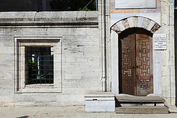 포토 JPG 주간 해외풍경 해외 건축물 건축 중동 창문 종교건축 종교시설 이스탄불 풍경 사람없음 야외 건물 담장 문 사찰 사원 모스크 이슬람건축 창살 쇠창살 에윕술탄자미 튀르키예 국내포토 자연요소 나라 아시아 종교 비즈니스 해외건축 이슬람교 시설 파일형식