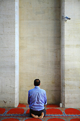 포토 JPG 전신 해외풍경 해외 건축물 남자 건축 종교 벽 중동 종교건축 종교시설 이스탄불 실내 한명 사람 앉기 내부 뒷모습 교회 기도 사찰 사원 무릎꿇기 이슬람교 신도 모스크 이슬람건축 에윕술탄자미 남자만 남자한명만 튀르키예 국내포토 1 나라 아시아 뷰포인트 비즈니스 해외건축 모션 풍경 건물 시설 파일형식