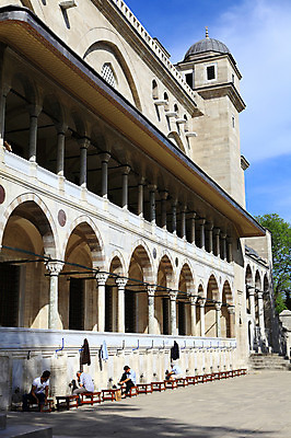 포토 JPG 주간 구름 해외풍경 해외 건축물 건축 고건축 의자 중동 건축양식 해외건축 서양건축 종교건축 종교시설 하늘 이스탄불 실내 사람 풍경 여러명 야외 교회 기도 사찰 사원 이슬람교 신도 수도꼭지 모스크 이슬람건축 수돗가 에윕술탄자미 튀르키예 국내포토 자연요소 나라 아시아 종교 가구 다수 비즈니스 내부 건물 시설 파일형식