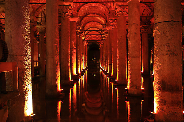 포토 JPG 해외풍경 해외 건축물 외국문화 유적 중동 해외건축 서양건축 유적지 조명 이스탄불 실내 물그림자 사람 내부 건물 물 관광지 빛 반사 여행객 어둠 궁전 원근감 문화재 기둥 저수지 아치 이슬람건축 터키문화 지하 바실리카시스턴 예레바탄 지하저수지 예레바탄지하궁전 튀르키예 국내포토 자연요소 동양문화 전통 건축 나라 아시아 문화 뷰포인트 여행 고건축 그림자 풍경 이슬람교 파일형식