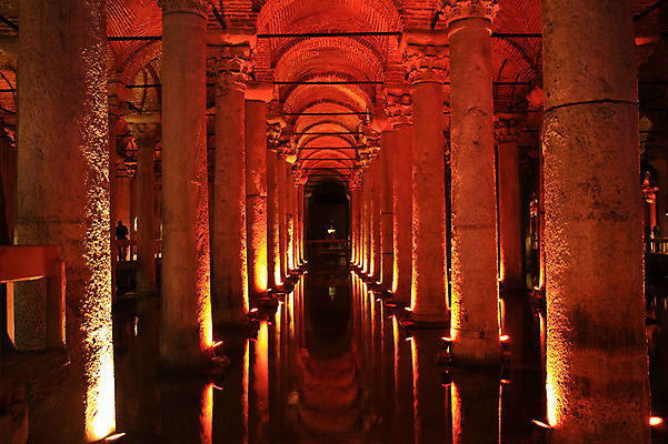 포토 JPG 해외풍경 해외 건축물 외국문화 유적 중동 해외건축 서양건축 유적지 조명 이스탄불 실내 물그림자 사람 여러명 내부 건물 물 관광지 빛 반사 여행객 어둠 궁전 원근감 문화재 기둥 저수지 아치 이슬람건축 터키문화 지하 바실리카시스턴 예레바탄 지하저수지 예레바탄지하궁전 튀르키예 국내포토 자연요소 동양문화 전통 건축 나라 아시아 문화 뷰포인트 여행 다수 고건축 그림자 풍경 이슬람교 파일형식
