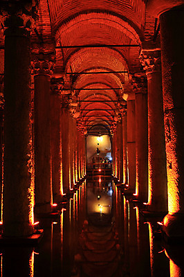 포토 JPG 해외풍경 해외 건축물 외국문화 유적 중동 해외건축 서양건축 유적지 조명 이스탄불 실내 물그림자 사람 여러명 내부 건물 물 관광지 빛 반사 여행객 어둠 궁전 원근감 문화재 기둥 저수지 아치 이슬람건축 터키문화 지하 바실리카시스턴 예레바탄 지하저수지 예레바탄지하궁전 튀르키예 국내포토 자연요소 동양문화 전통 건축 나라 아시아 문화 뷰포인트 여행 다수 고건축 그림자 풍경 이슬람교 파일형식