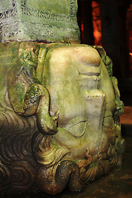 포토 JPG 해외풍경 해외 건축물 건축 조각 외국문화 유적 중동 해외건축 서양건축 유적지 이스탄불 실내 사람없음 내부 건물 장식 관광지 조형물 조각상 궁전 문화재 기둥 저수지 얼굴모양 이슬람건축 터키문화 지하 바실리카시스턴 예레바탄 지하저수지 조각_조소 예레바탄지하궁전 튀르키예 국내포토 모양 동양문화 전통 나라 아시아 문화 얼굴 여행 고건축 미술 풍경 이슬람교 조소 파일형식