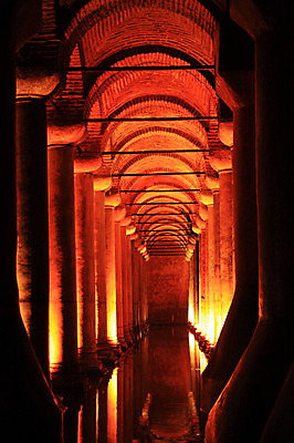 포토 JPG 해외풍경 해외 건축물 외국문화 유적 중동 해외건축 서양건축 유적지 조명 이스탄불 실내 물그림자 사람없음 내부 건물 물 관광지 빛 반사 어둠 궁전 원근감 문화재 기둥 저수지 아치 이슬람건축 터키문화 지하 바실리카시스턴 예레바탄 지하저수지 예레바탄지하궁전 튀르키예 국내포토 자연요소 동양문화 전통 건축 나라 아시아 문화 뷰포인트 여행 고건축 그림자 풍경 이슬람교 파일형식