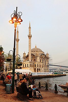 포토 JPG 주간 나무 식물 해외풍경 해외 건축물 건축 바다 고건축 가로등 벤치 의자 중동 해외건축 서양건축 종교건축 종교시설 조명 이스탄불 사람 풍경 여러명 해변 야외 건물 관광지 빛 도시풍경 항구 도시 사찰 사원 보행자 유람선 모스크 이슬람건축 해안도시 오르타쿄이 가교 선박 튀르키예 국내포토 자연요소 공공시설 나라 아시아 종교 여행 가구 다수 수상교통 배_교통 비즈니스 교통시설 이슬람교 시설 파일형식