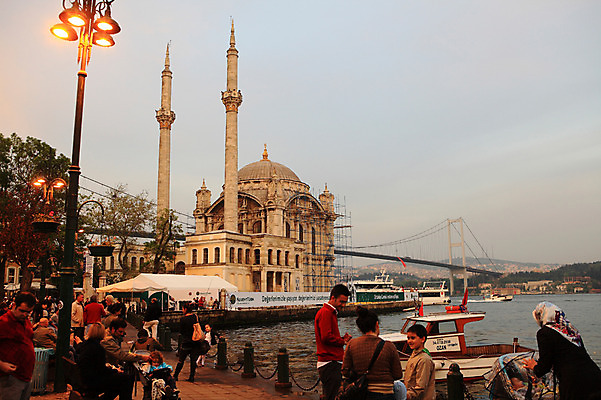 포토 JPG 주간 나무 식물 해외풍경 해외 건축물 건축 바다 고건축 가로등 벤치 의자 중동 해외건축 서양건축 종교건축 종교시설 조명 이스탄불 사람 풍경 여러명 해변 야외 건물 관광지 빛 도시풍경 항구 도시 사찰 사원 보행자 유람선 모스크 이슬람건축 해안도시 오르타쿄이 가교 선박 튀르키예 국내포토 자연요소 공공시설 나라 아시아 종교 여행 가구 다수 수상교통 배_교통 비즈니스 교통시설 이슬람교 시설 파일형식
