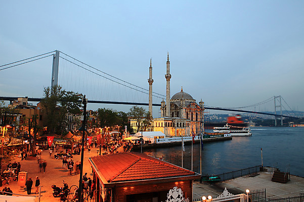 포토 JPG 주간 해외풍경 해외 건축물 건축 바다 고건축 중동 해외건축 서양건축 종교건축 종교시설 조명 이스탄불 사람 풍경 여러명 해변 야외 건물 관광지 빛 도시풍경 항구 깃발 도시 사찰 사원 보행자 유람선 모스크 이슬람건축 해안도시 오르타쿄이 가교 선박 튀르키예 국내포토 자연요소 나라 아시아 종교 여행 다수 수상교통 배_교통 비즈니스 교통시설 이슬람교 시설 파일형식