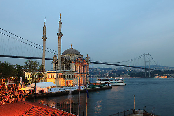 포토 JPG 주간 해외풍경 해외 건축물 건축 바다 고건축 중동 해외건축 서양건축 종교건축 종교시설 조명 이스탄불 사람 풍경 여러명 해변 야외 건물 관광지 빛 도시풍경 항구 깃발 도시 사찰 사원 보행자 유람선 모스크 이슬람건축 해안도시 오르타쿄이 가교 선박 튀르키예 국내포토 자연요소 나라 아시아 종교 여행 다수 수상교통 배_교통 비즈니스 교통시설 이슬람교 시설 파일형식