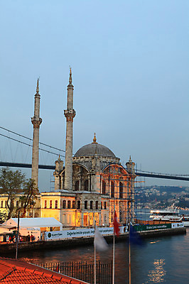 포토 JPG 주간 해외풍경 해외 건축물 건축 바다 고건축 중동 해외건축 서양건축 종교건축 종교시설 조명 이스탄불 사람 풍경 여러명 해변 야외 건물 관광지 빛 도시풍경 항구 깃발 도시 사찰 사원 유람선 모스크 이슬람건축 해안도시 오르타쿄이 가교 선박 튀르키예 국내포토 자연요소 나라 아시아 종교 여행 다수 수상교통 배_교통 비즈니스 교통시설 이슬람교 시설 파일형식