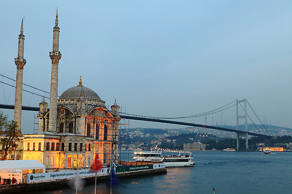 포토 JPG 주간 해외풍경 해외 건축물 건축 바다 고건축 중동 해외건축 서양건축 종교건축 종교시설 조명 이스탄불 사람 풍경 여러명 해변 야외 건물 관광지 빛 도시풍경 항구 도시 사찰 사원 유람선 모스크 이슬람건축 해안도시 오르타쿄이 가교 선박 튀르키예 국내포토 자연요소 나라 아시아 종교 여행 다수 수상교통 배_교통 비즈니스 교통시설 이슬람교 시설 파일형식