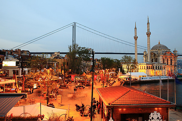 포토 JPG 주간 해외풍경 해외 건축물 건축 바다 고건축 중동 해외건축 서양건축 종교건축 종교시설 조명 이스탄불 사람 풍경 여러명 해변 야외 건물 관광지 빛 도시풍경 항구 도시 사찰 사원 보행자 모스크 이슬람건축 해안도시 오르타쿄이 가교 튀르키예 국내포토 자연요소 나라 아시아 종교 여행 다수 비즈니스 교통시설 이슬람교 시설 파일형식