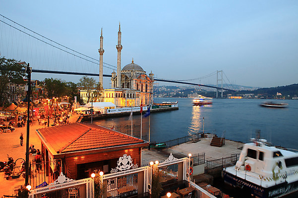 포토 JPG 주간 해외풍경 해외 건축물 건축 바다 고건축 중동 해외건축 서양건축 종교건축 종교시설 조명 이스탄불 사람 풍경 여러명 해변 야외 건물 관광지 빛 도시풍경 항구 도시 사찰 사원 보행자 유람선 모스크 이슬람건축 해안도시 오르타쿄이 가교 선박 튀르키예 국내포토 자연요소 나라 아시아 종교 여행 다수 수상교통 배_교통 비즈니스 교통시설 이슬람교 시설 파일형식