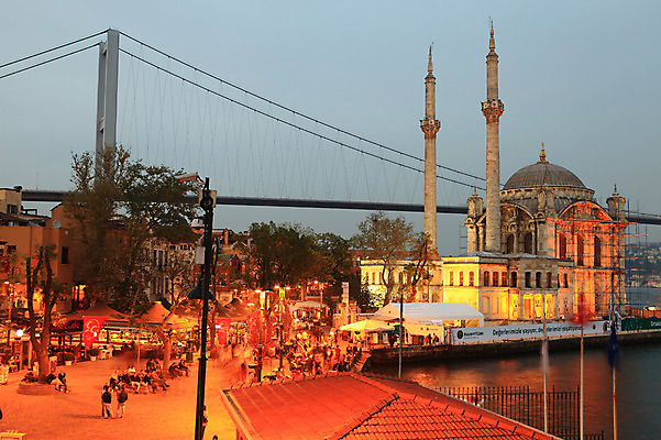 포토 JPG 주간 해외풍경 해외 건축물 건축 바다 고건축 중동 해외건축 서양건축 종교건축 종교시설 조명 이스탄불 사람 풍경 여러명 해변 야외 건물 관광지 빛 도시풍경 항구 도시 사찰 사원 보행자 모스크 이슬람건축 해안도시 오르타쿄이 가교 튀르키예 국내포토 자연요소 나라 아시아 종교 여행 다수 비즈니스 교통시설 이슬람교 시설 파일형식