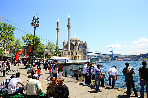 포토 JPG 주간 나무 식물 구름 해외풍경 해외 건축물 바다 수상교통 가로등 벤치 의자 중동 하늘 이스탄불 사람 풍경 여러명 해변 야외 건물 관광지 도시풍경 여행객 항구 맑음 도시 사찰 사원 보행자 유람선 정박 모스크 이슬람건축 해안도시 오르타쿄이 가교 선박 튀르키예 국내포토 자연요소 공공시설 건축 나라 아시아 교통수단 여행 가구 다수 배_교통 비즈니스 해외건축 종교건축 교통시설 날씨 이슬람교 파일형식