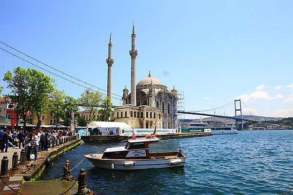 포토 JPG 주간 나무 식물 구름 해외풍경 해외 건축물 바다 수상교통 중동 하늘 이스탄불 사람 풍경 여러명 해변 야외 건물 관광지 도시풍경 여행객 항구 맑음 도시 사찰 사원 보행자 유람선 정박 모스크 이슬람건축 해안도시 오르타쿄이 가교 선박 튀르키예 국내포토 자연요소 건축 나라 아시아 교통수단 여행 다수 배_교통 비즈니스 해외건축 종교건축 교통시설 날씨 이슬람교 파일형식