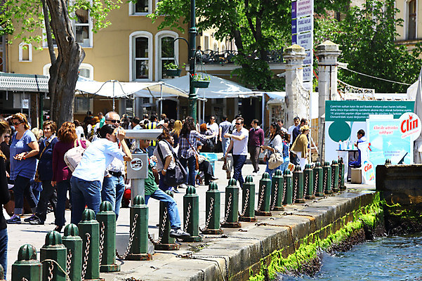 포토 JPG 주간 나무 식물 해외풍경 해외 건축물 중동 난간 거리 이스탄불 거리풍경 사람 풍경 여러명 해변 야외 건물 울타리 도시풍경 여행객 항구 도시 보행자 해안도시 전망대 오르타쿄이 튀르키예 국내포토 자연요소 건축 나라 아시아 바다 다수 교통시설 담장 파일형식