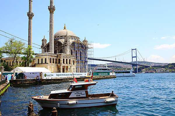 포토 JPG 주간 나무 식물 구름 해외풍경 해외 건축물 바다 수상교통 중동 하늘 이스탄불 사람 풍경 여러명 해변 야외 건물 관광지 도시풍경 여행객 항구 맑음 도시 사찰 사원 보트 보행자 유람선 정박 모스크 이슬람건축 해안도시 오르타쿄이 가교 선박 튀르키예 국내포토 자연요소 건축 나라 아시아 교통수단 여행 다수 배_교통 비즈니스 해외건축 종교건축 교통시설 날씨 이슬람교 파일형식