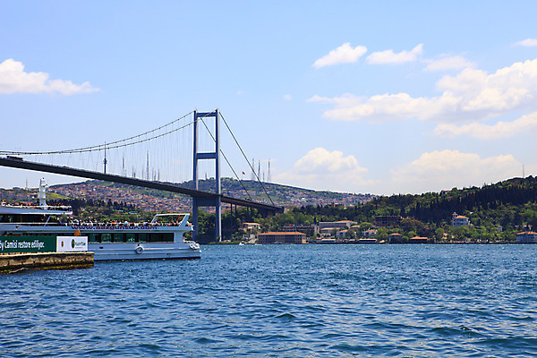 포토 JPG 주간 구름 해외풍경 해외 바다 수상교통 중동 하늘 이스탄불 사람 풍경 여러명 야외 도시풍경 여행객 항구 맑음 도시 유람선 해안도시 오르타쿄이 가교 선박 튀르키예 국내포토 자연요소 건축물 나라 아시아 교통수단 다수 배_교통 교통시설 날씨 파일형식