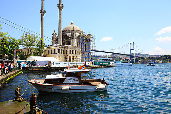 포토 JPG 주간 나무 식물 구름 해외풍경 해외 건축물 바다 수상교통 중동 하늘 이스탄불 사람 풍경 여러명 해변 야외 건물 관광지 도시풍경 여행객 항구 맑음 도시 사찰 사원 보행자 유람선 정박 모스크 이슬람건축 해안도시 오르타쿄이 가교 선박 튀르키예 국내포토 자연요소 건축 나라 아시아 교통수단 여행 다수 배_교통 비즈니스 해외건축 종교건축 교통시설 날씨 이슬람교 파일형식