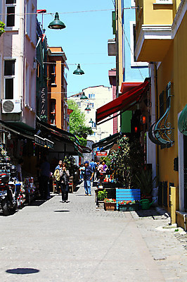 포토 JPG 주간 해외풍경 해외 건축물 화분 길 중동 거리 주택 이스탄불 거리풍경 사람 풍경 여러명 야외 건물 도시풍경 상점 원근감 오토바이 도시 보행자 골목길 상인 주택가 오르타쿄이 튀르키예 국내포토 자연요소 건축 나라 아시아 뷰포인트 다수 바이크 파일형식