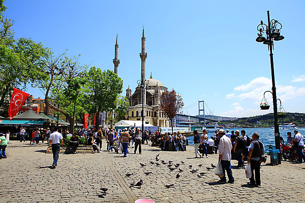 포토 JPG 주간 나무 식물 구름 해외풍경 해외 건축물 바다 가로등 중동 하늘 거리 이스탄불 거리풍경 사람 풍경 여러명 해변 야외 건물 관광지 도시풍경 여행객 항구 맑음 깃발 도시 보행자 유람선 비둘기 모스크 해안도시 광장 오르타쿄이 가교 선박 튀르키예 국내포토 자연요소 공공시설 건축 나라 아시아 여행 다수 수상교통 배_교통 교통시설 조류 날씨 이슬람교 파일형식