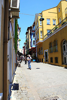 포토 JPG 주간 해외풍경 해외 건축물 화분 길 의자 중동 거리 주택 이스탄불 거리풍경 사람 풍경 여러명 야외 건물 도시풍경 상점 원근감 오토바이 도시 보행자 골목길 상인 주택가 오르타쿄이 튀르키예 국내포토 자연요소 건축 나라 아시아 뷰포인트 가구 다수 바이크 파일형식