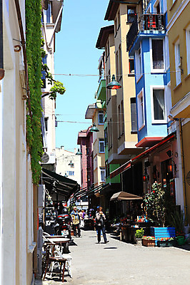 포토 JPG 주간 해외풍경 해외 건축물 화분 길 의자 중동 거리 주택 이스탄불 거리풍경 사람 풍경 여러명 야외 건물 도시풍경 상점 원근감 오토바이 도시 보행자 골목길 상인 주택가 오르타쿄이 튀르키예 국내포토 자연요소 건축 나라 아시아 뷰포인트 가구 다수 바이크 파일형식