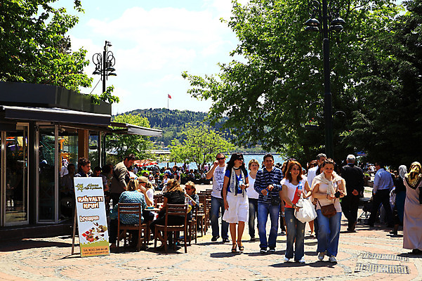 포토 JPG 주간 나무 식물 해외풍경 해외 바다 여행 중동 거리 간판 이스탄불 거리풍경 사람 풍경 여러명 야외 관광지 도시풍경 여행객 상점 식당 카페 도시 보행자 노천카페 야외식당 오르타쿄이 입간판 튀르키예 국내포토 자연요소 나라 아시아 다수 파일형식