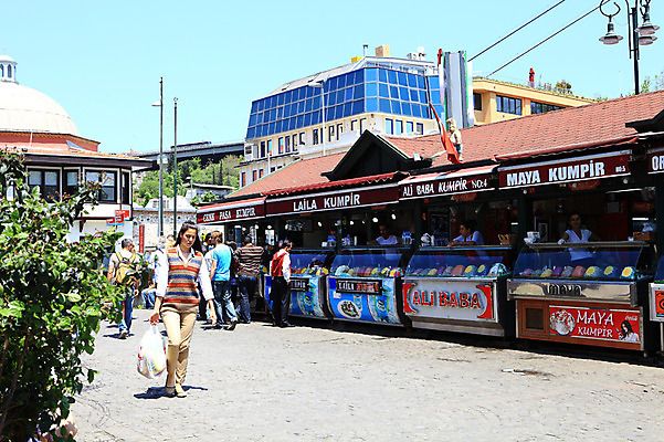 포토 JPG 주간 나무 식물 해외풍경 해외 건축물 중동 거리 이스탄불 거리풍경 사람 풍경 여러명 야외 건물 도시풍경 상점 도시 보행자 상인 오르타쿄이 튀르키예 국내포토 자연요소 건축 나라 아시아 다수 파일형식