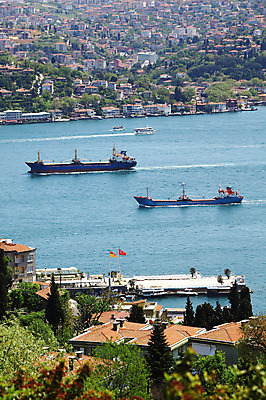 포토 JPG 주간 나무 식물 해외풍경 해외 건축물 바다 수상교통 중동 이스탄불 항해 풍경 해변 사람없음 야외 건물 도시풍경 항구 도시 화물선 해안도시 해협 울루스파크 울르스파크 선박 튀르키예 국내포토 자연요소 건축 나라 아시아 교통수단 배_교통 교통시설 파일형식