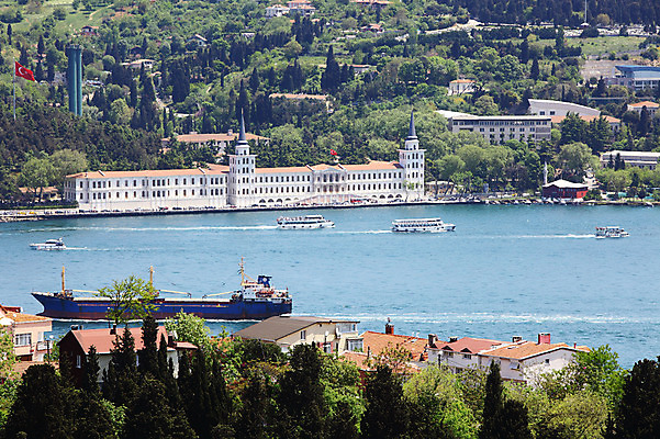 포토 JPG 주간 나무 식물 해외풍경 해외 건축물 바다 수상교통 중동 이스탄불 항해 풍경 해변 사람없음 야외 건물 도시풍경 항구 도시 숲 화물선 해안도시 해협 울루스파크 울르스파크 선박 튀르키예 국내포토 자연요소 건축 나라 아시아 교통수단 배_교통 교통시설 파일형식