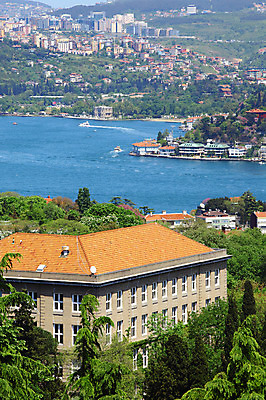 포토 JPG 주간 나무 식물 해외풍경 해외 건축물 바다 중동 이스탄불 풍경 해변 사람없음 야외 건물 도시풍경 항구 도시 숲 해안도시 해협 울루스파크 울르스파크 선박 튀르키예 국내포토 자연요소 건축 나라 아시아 수상교통 교통시설 파일형식