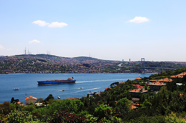 포토 JPG 주간 나무 식물 구름 해외풍경 해외 건축물 바다 수상교통 중동 하늘 이스탄불 항해 풍경 해변 사람없음 야외 건물 도시풍경 항구 도시 숲 화물선 해안도시 해협 울루스파크 울르스파크 선박 튀르키예 국내포토 자연요소 건축 나라 아시아 교통수단 배_교통 교통시설 파일형식