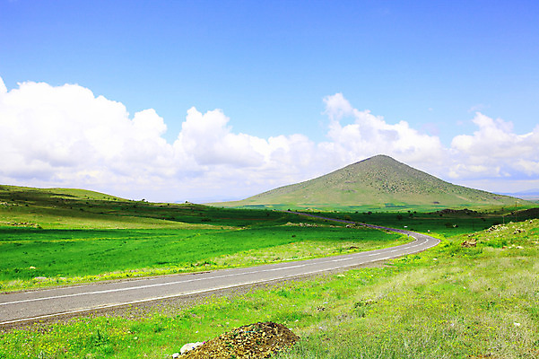 포토 JPG 주간 나무 식물 구름 해외풍경 해외 꽃 도로 길 중동 자연 하늘 산 카파도키아 그림자 풍경 초원 사람없음 야외 맑음 차도 아스팔트 으흐랄라계곡 튀르키예 국내포토 자연요소 나라 아시아 교통시설 날씨 계곡 생태계 파일형식