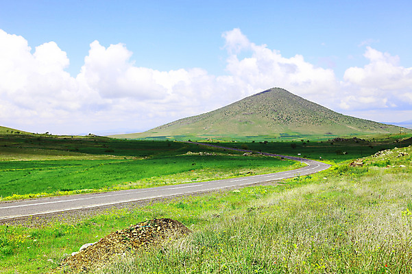 포토 JPG 주간 나무 식물 구름 해외풍경 해외 꽃 도로 길 중동 자연 하늘 산 카파도키아 그림자 풍경 초원 사람없음 야외 맑음 차도 아스팔트 으흐랄라계곡 튀르키예 국내포토 자연요소 나라 아시아 교통시설 날씨 계곡 생태계 파일형식