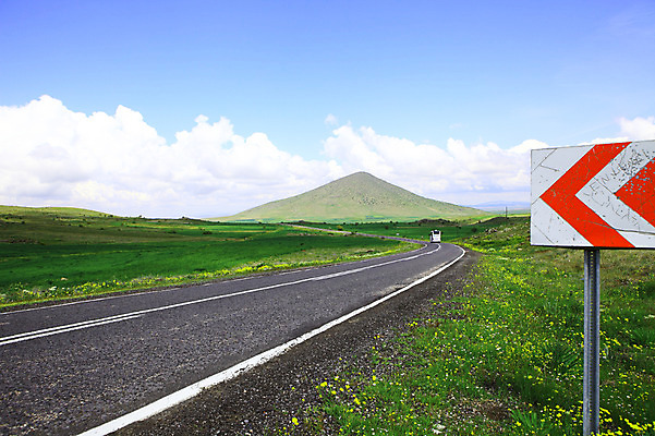 포토 JPG 주간 식물 구름 해외풍경 해외 꽃 도로 길 중동 자동차 자연 하늘 산 카파도키아 풍경 초원 사람없음 야외 맑음 원근감 차도 표지판 아스팔트 으흐랄라계곡 튀르키예 국내포토 자연요소 나라 아시아 육상교통 뷰포인트 교통시설 날씨 알림판 계곡 생태계 파일형식