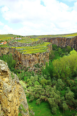 포토 JPG 주간 나무 식물 구름 해외풍경 해외 중동 자연 하늘 주택 카파도키아 풍경 초원 사람없음 야외 마을 골짜기 계곡 절벽 암석 돌_바위 바위 언덕 으흐랄라계곡 고산지대 튀르키예 국내포토 자연요소 나라 아시아 산 건물 생태계 파일형식