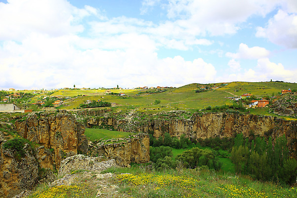 포토 JPG 주간 나무 식물 구름 해외풍경 해외 꽃 꽃밭 중동 자연 하늘 주택 카파도키아 풍경 초원 사람없음 야외 마을 골짜기 계곡 절벽 암석 돌_바위 바위 언덕 으흐랄라계곡 고산지대 튀르키예 국내포토 자연요소 나라 아시아 산 건물 생태계 파일형식