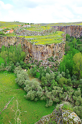 포토 JPG 주간 나무 식물 구름 해외풍경 해외 중동 자연 하늘 주택 카파도키아 풍경 초원 사람없음 야외 마을 골짜기 계곡 절벽 암석 돌_바위 바위 숲 언덕 으흐랄라계곡 고산지대 튀르키예 국내포토 자연요소 나라 아시아 산 건물 생태계 파일형식
