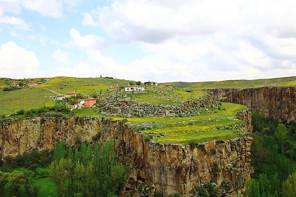 포토 JPG 주간 나무 식물 구름 해외풍경 해외 중동 자연 하늘 주택 카파도키아 풍경 초원 사람없음 야외 마을 골짜기 계곡 절벽 암석 돌_바위 바위 언덕 으흐랄라계곡 고산지대 튀르키예 국내포토 자연요소 나라 아시아 산 건물 생태계 파일형식