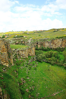 포토 JPG 주간 나무 식물 구름 해외풍경 해외 중동 자연 하늘 주택 카파도키아 풍경 초원 사람없음 야외 마을 골짜기 계곡 맑음 절벽 암석 돌_바위 바위 언덕 으흐랄라계곡 고산지대 튀르키예 국내포토 자연요소 나라 아시아 날씨 산 건물 생태계 파일형식