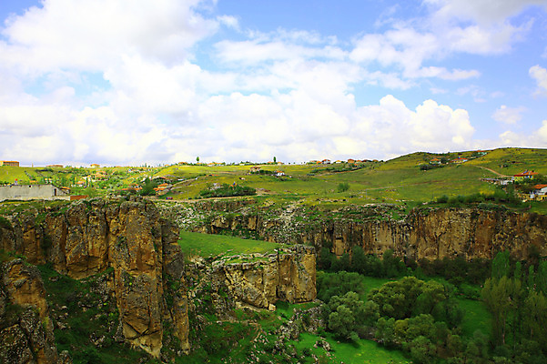 포토 JPG 주간 나무 식물 구름 해외풍경 해외 중동 자연 하늘 주택 카파도키아 풍경 초원 사람없음 야외 마을 골짜기 계곡 맑음 절벽 암석 돌_바위 바위 언덕 으흐랄라계곡 고산지대 튀르키예 국내포토 자연요소 나라 아시아 날씨 산 건물 생태계 파일형식